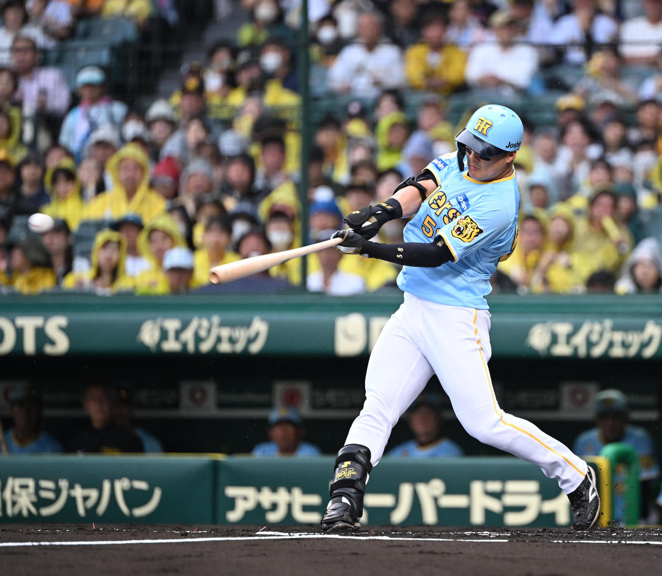 阪神対西武　1回裏阪神1死、中前打を放つ前川（撮影・和賀正仁）