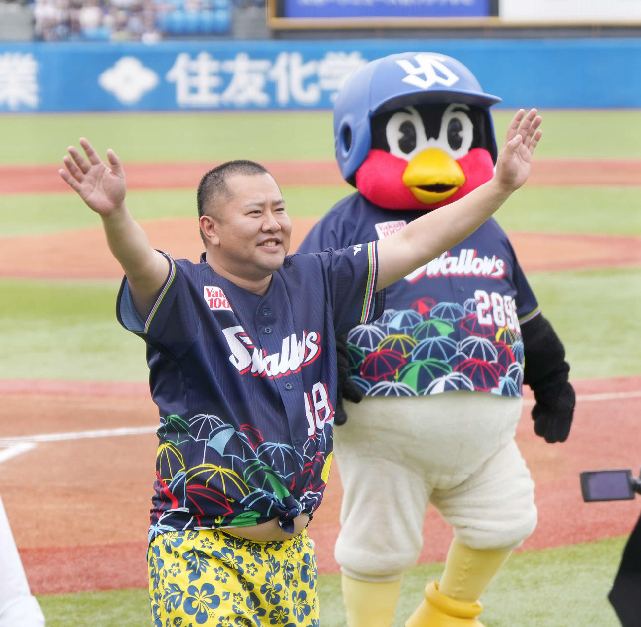 ヤクルト対日本ハム　とにかく明るい安村は始球式直前のセレモニーまではズボン姿で臨む（撮影・小沢裕）