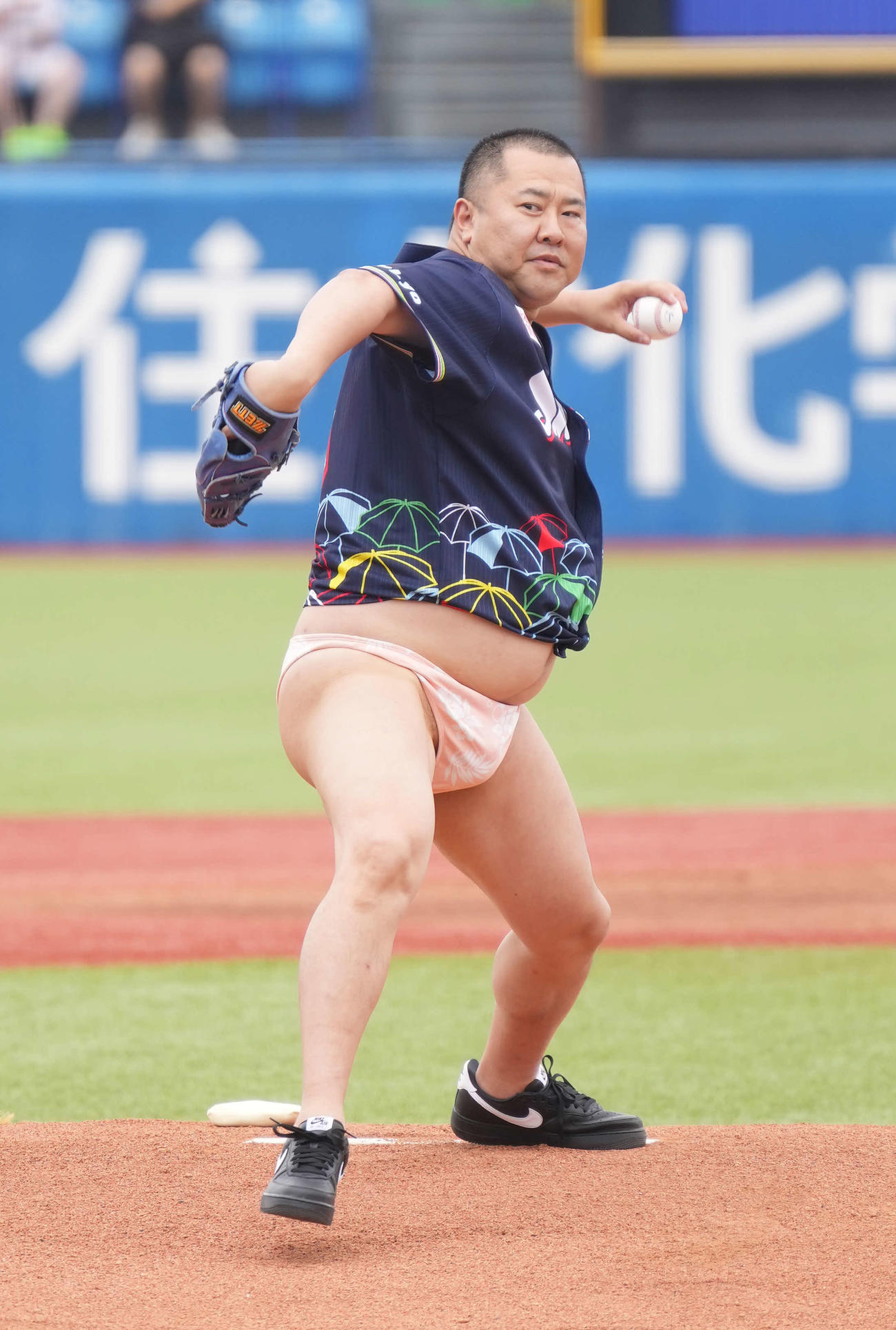 ヤクルト対日本ハム　とにかく明るい安村はパンツ姿で始球式に臨む（撮影・小沢裕）