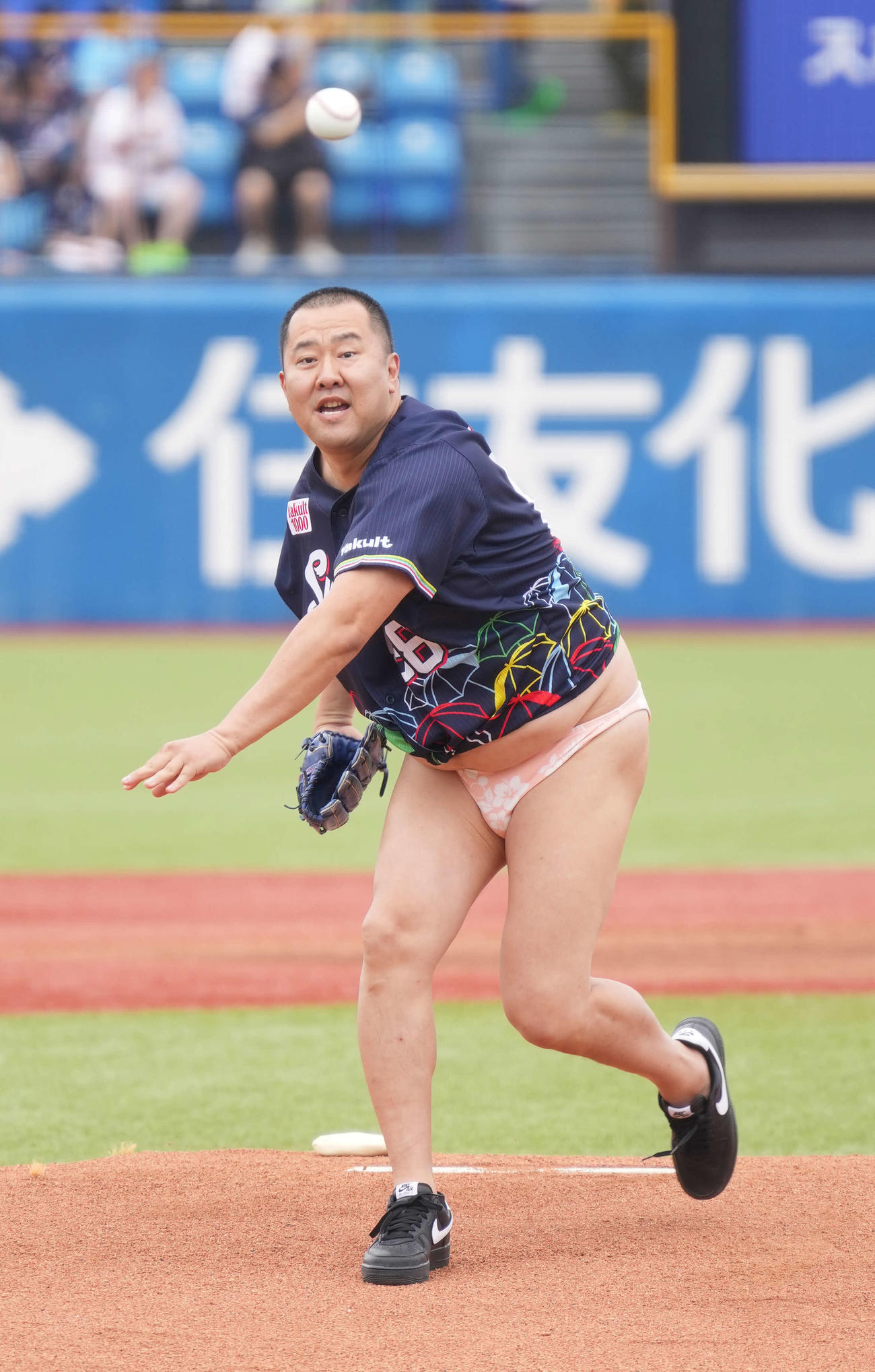 ヤクルト対日本ハム　とにかく明るい安村はパンツ姿で始球式に臨む（撮影・小沢裕）