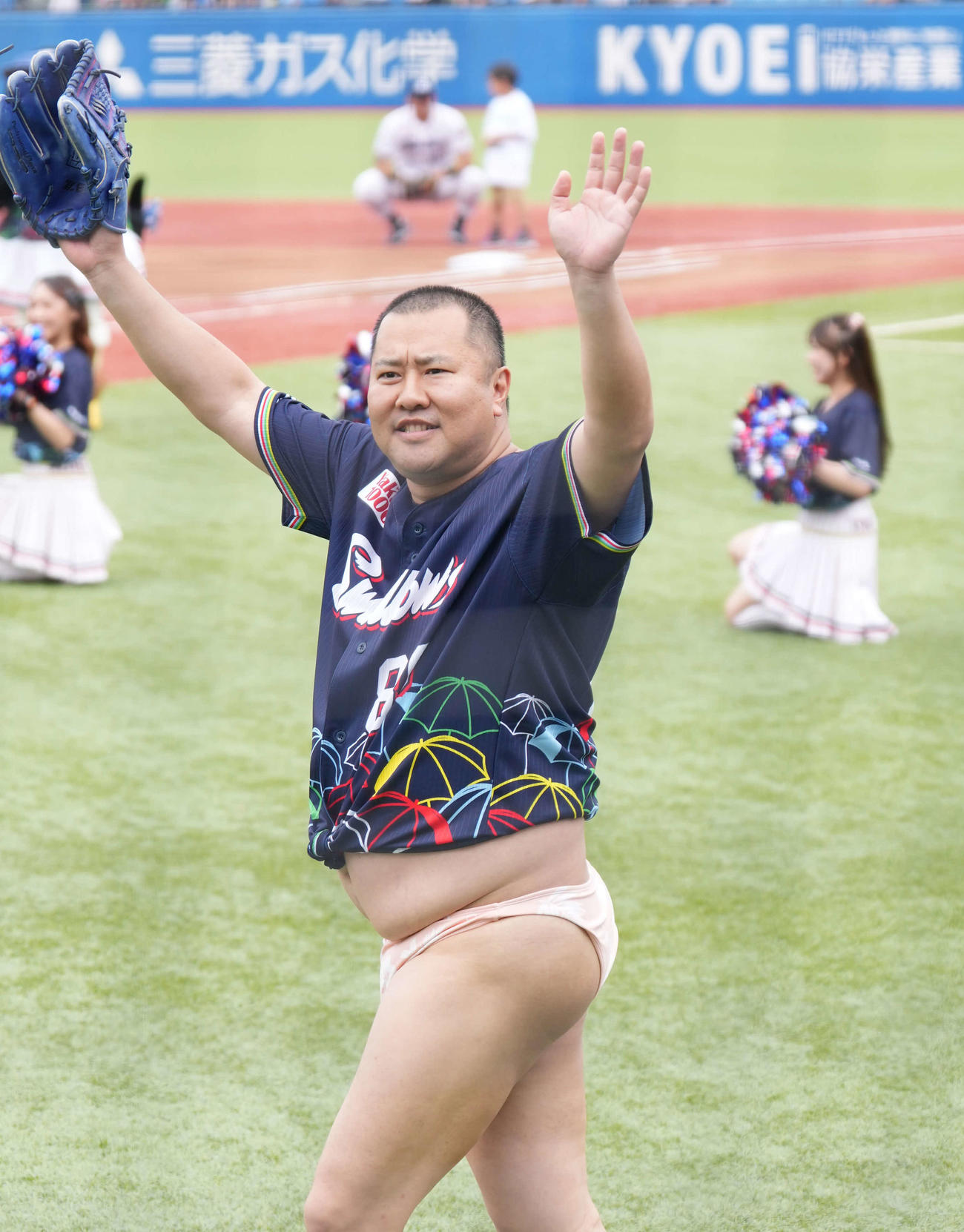 ヤクルト対日本ハム　とにかく明るい安村はパンツ姿で始球式に臨む（撮影・小沢裕）
