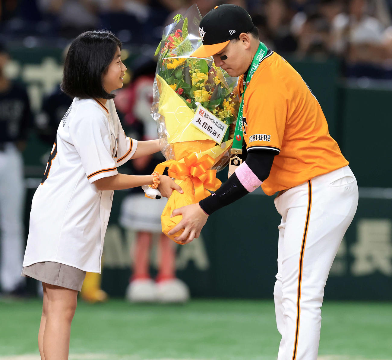 巨人対オリックス　通算1000得点達成の表彰を受ける巨人丸（撮影・浅見桂子）