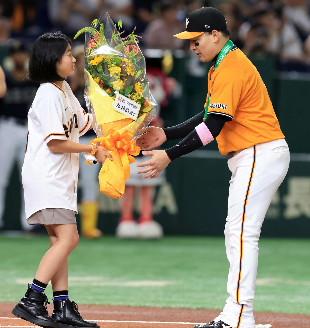 巨人対オリックス　通算1000得点達成の表彰を受ける巨人丸（撮影・浅見桂子）