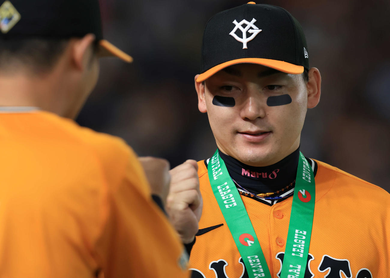 巨人対オリックス　通算1000得点達成の表彰を受けナインとグータッチする巨人丸（撮影・浅見桂子）