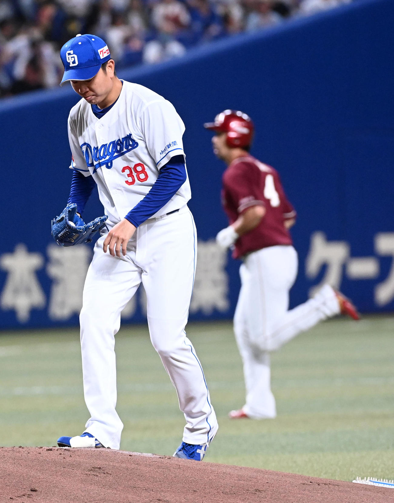 中日対楽天　2回表楽天1死、阿部に左越え先制本塁打を打たれがっくりする松葉（撮影・前岡正明）