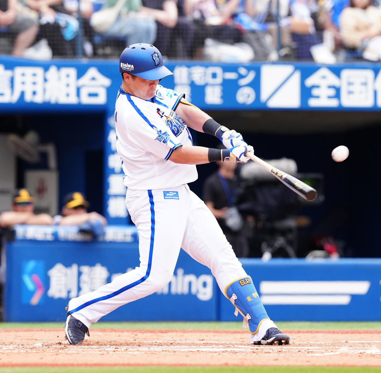 DeNA対ソフトバンク　1回裏DeNA無死満塁、先制満塁本塁打を放つ牧（撮影・江口和貴）