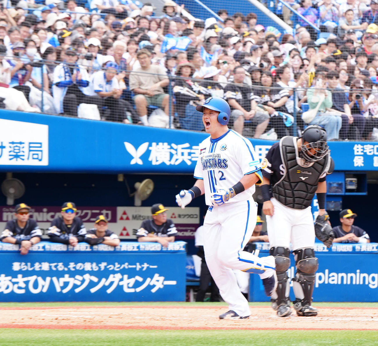 DeNA対ソフトバンク　1回裏DeNA無死満塁、先制満塁本塁打を放ち生還した牧（撮影・江口和貴）
