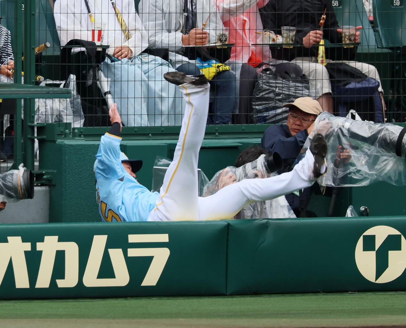 阪神対西武　3回表西武2死一塁、渡辺は奥村の邪飛を追って一塁側カメラマン席へ転落する（撮影・加藤哉）