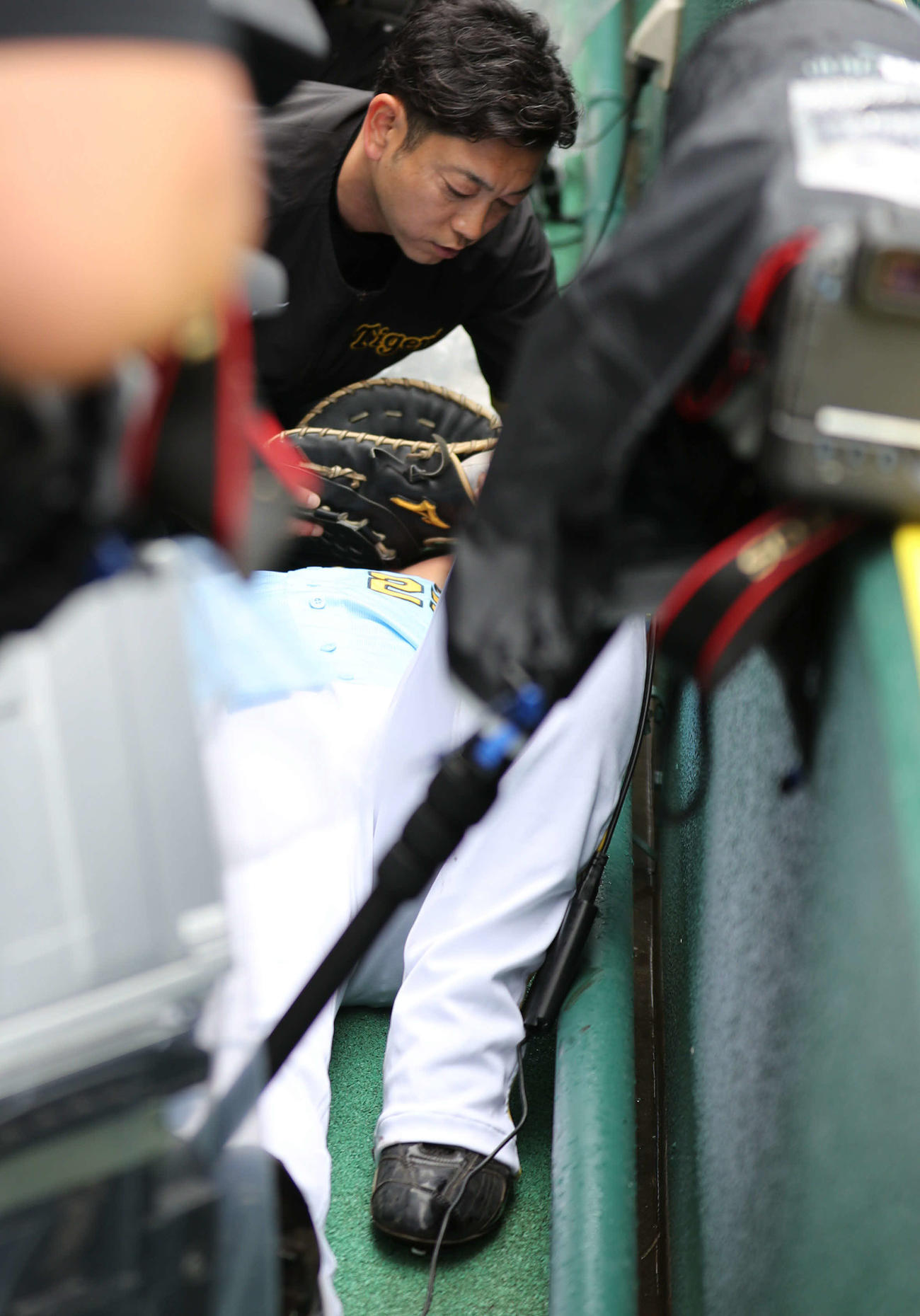 阪神対西武　4回表西武2死一塁、奥村の飛球を追った一塁手渡辺はカメラ席に落ち、横たわる（撮影・西尾就之）