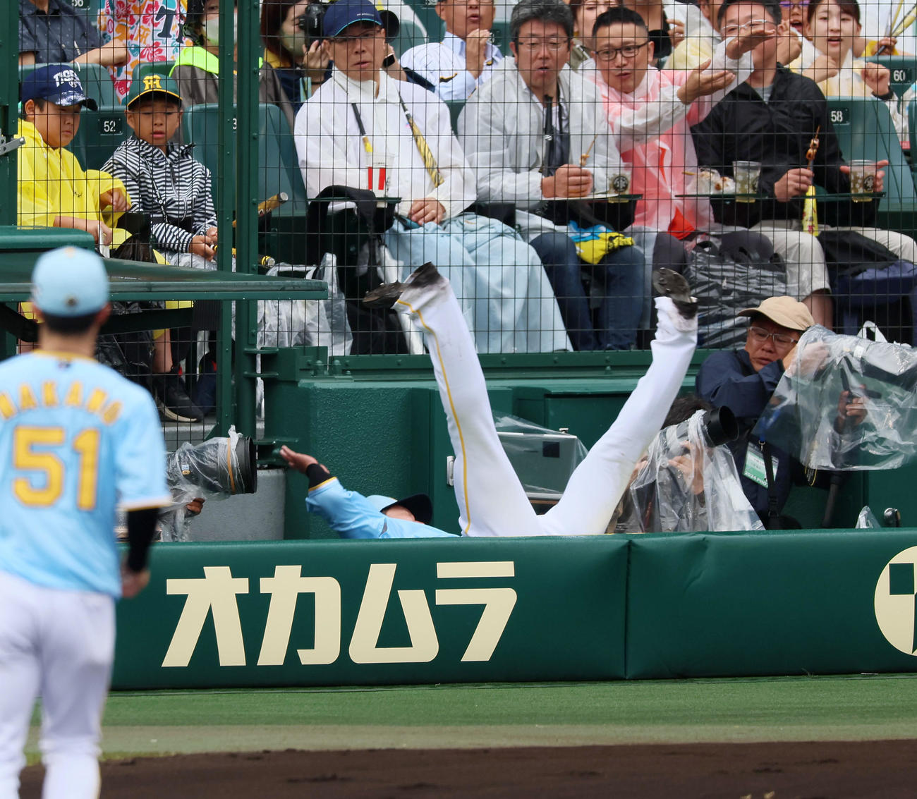 阪神対西武　3回表西武2死一塁、渡辺は奥村の邪飛を追って一塁側カメラマン席へ転落する（撮影・加藤哉）