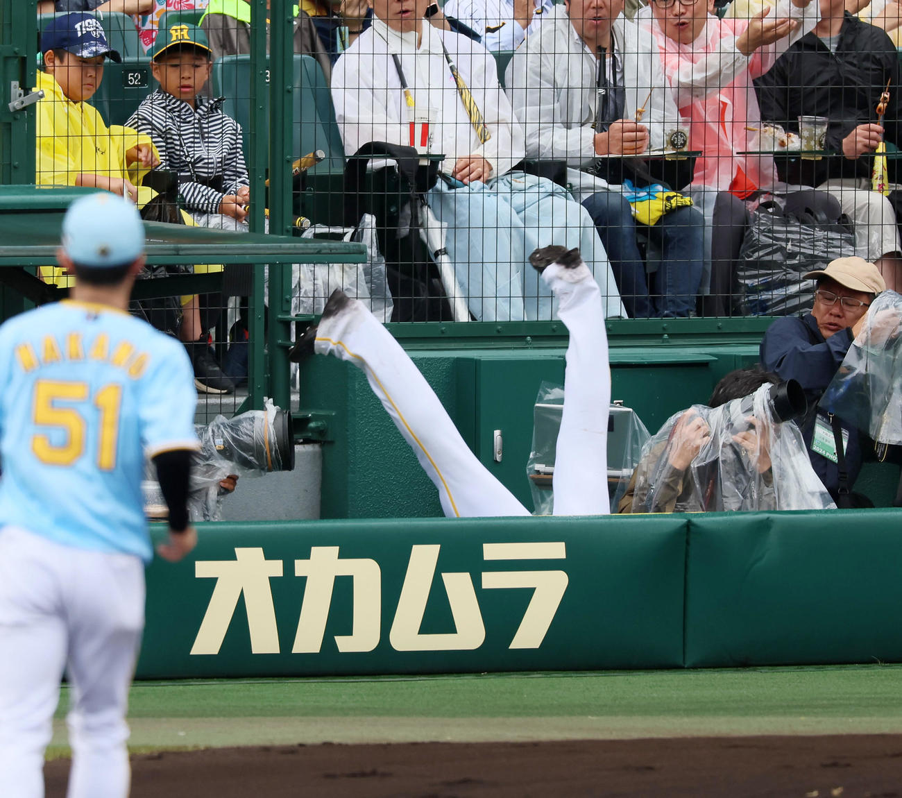 阪神対西武　3回表西武2死一塁、渡辺は奥村の邪飛を追って一塁側カメラマン席へ転落する（撮影・加藤哉）