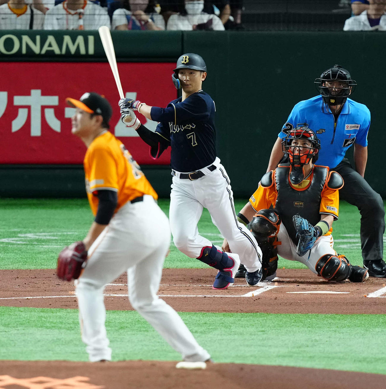 巨人対オリックス　1回表オリックス1死一、二塁、先制の適時二塁打を放つ西川。投手菅野（撮影・たえ見朱実）