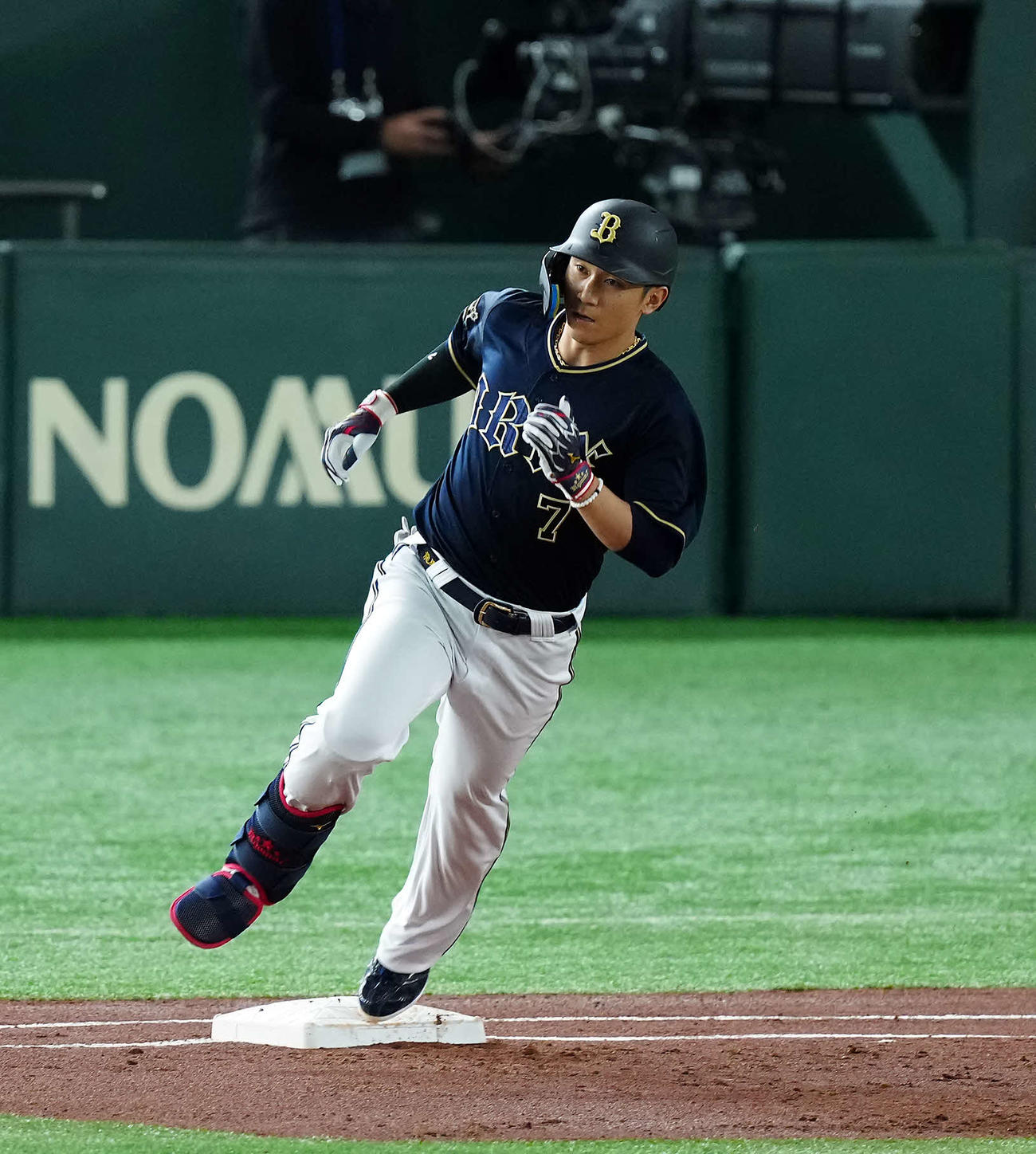 巨人対オリックス　1回表オリックス1死一、二塁、先制の適時二塁打を放った西川（撮影・たえ見朱実）