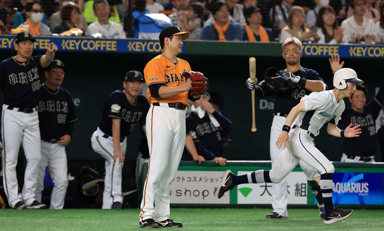 巨人対オリックス　3回表オリックス1死一塁、西川に右越え適時二塁打を許し、喜ぶオリックスベンチを背に悔しそうな菅野（中央）（撮影・浅見桂子）