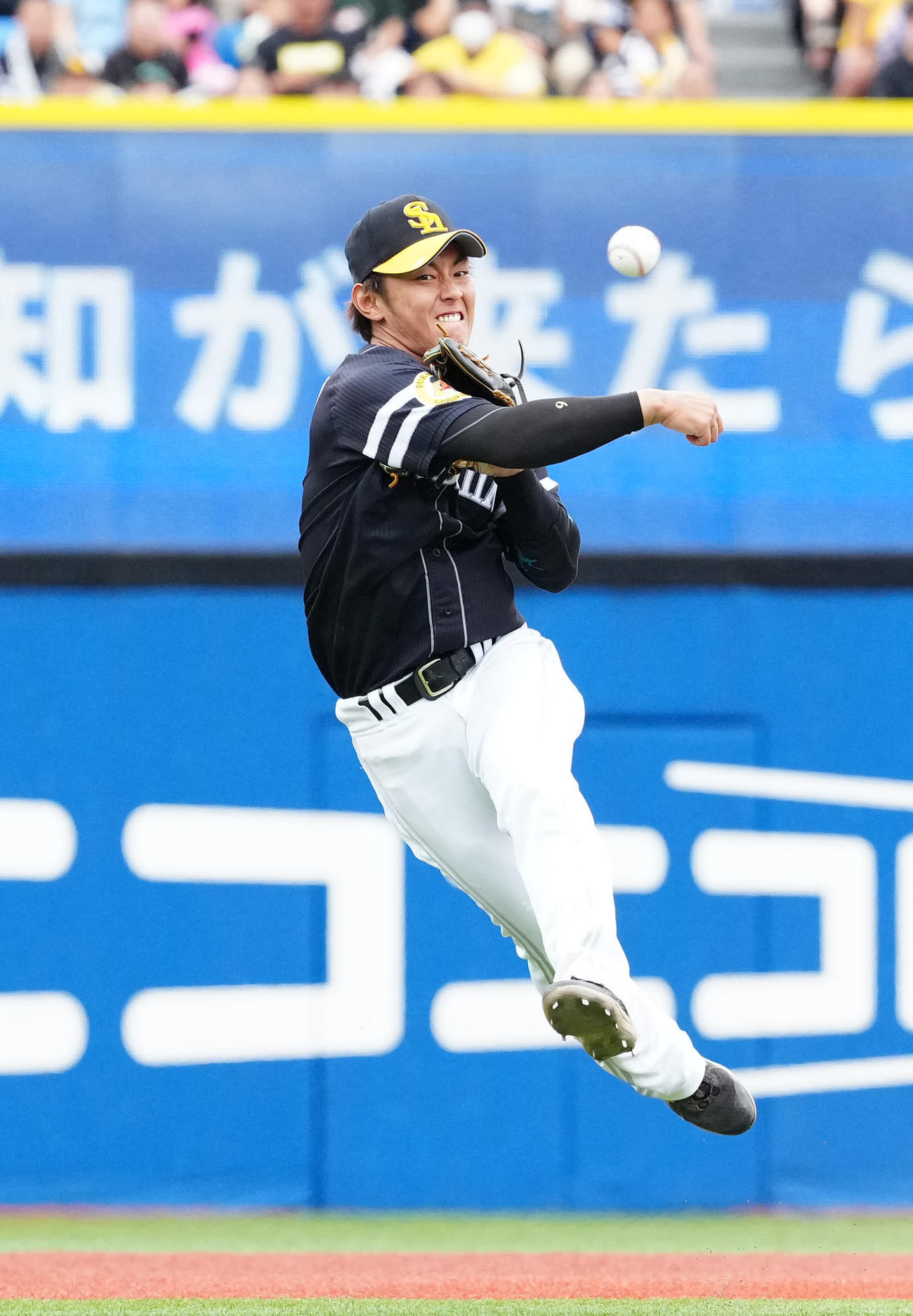 DeNA対ソフトバンク　2回裏DeNA無死、遊ゴロとなった蝦名の打球を処理し一塁へ送球する今宮（撮影・江口和貴）