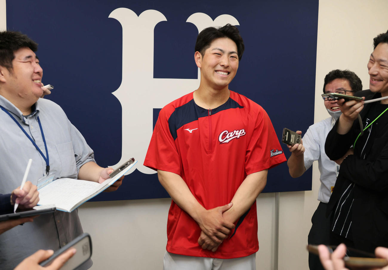 広島対ロッテ　支配下登録された佐藤は囲み取材を受ける（撮影・加藤孝規）
