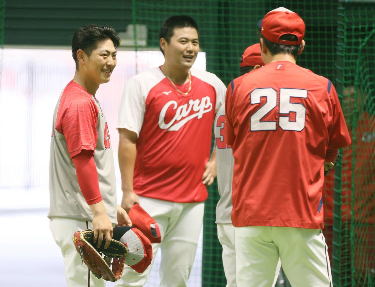 広島対ロッテ　支配下登録された佐藤（左）は試合前、新井監督と話し合う（撮影・加藤孝規）