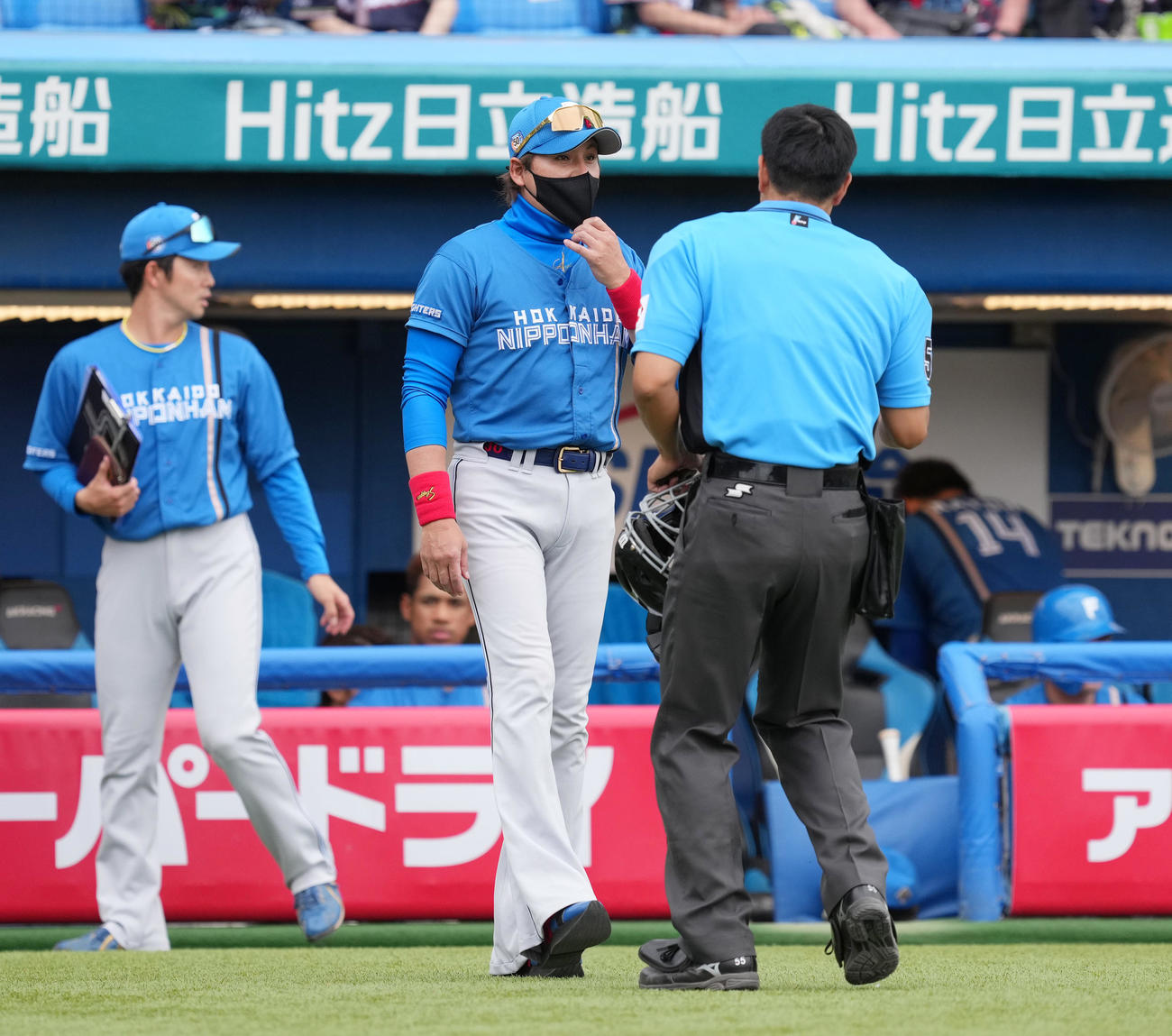 ヤクルト対日本ハム　8回、交代を告げる日本ハム新庄監督（中央）（撮影・菅敏）
