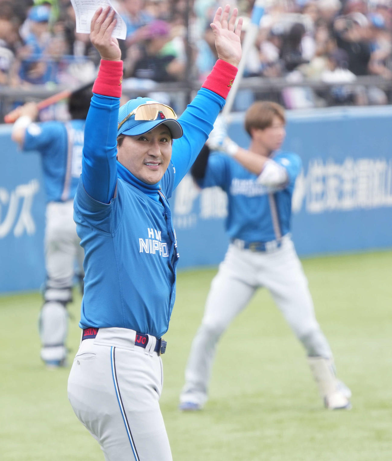 ヤクルト対日本ハム　メンバー表交換に臨む日本ハム新庄監督（撮影・小沢裕）