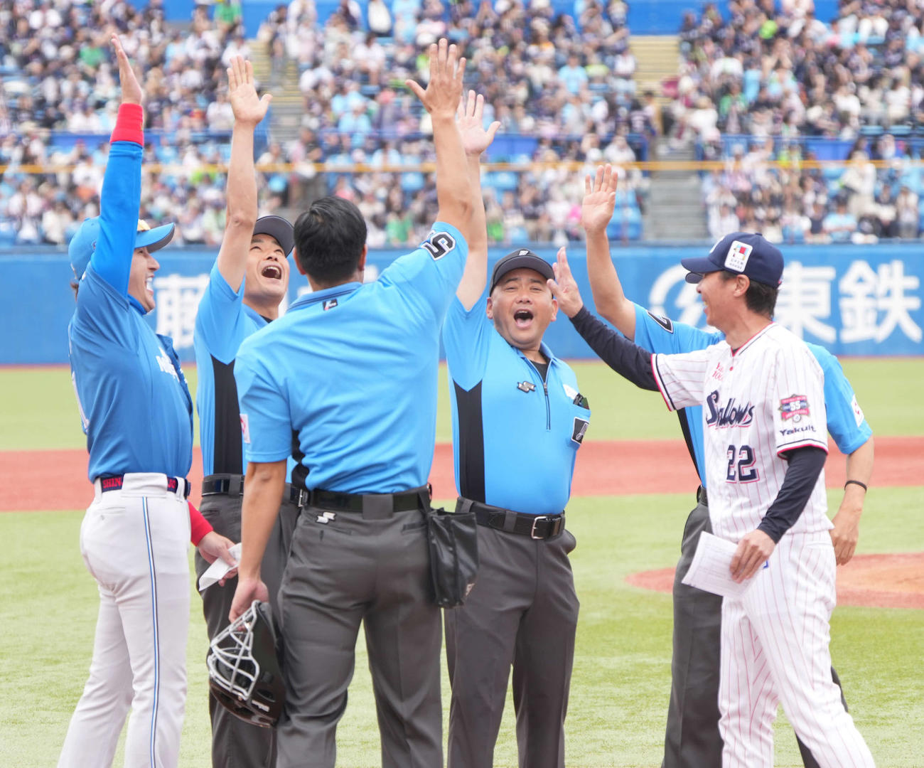 ヤクルト対日本ハム　メンバー表交換に臨む日本ハム新庄監督はヤクルト高津監督（右）や審判団と一斉に手を突き上げる（撮影・小沢裕）