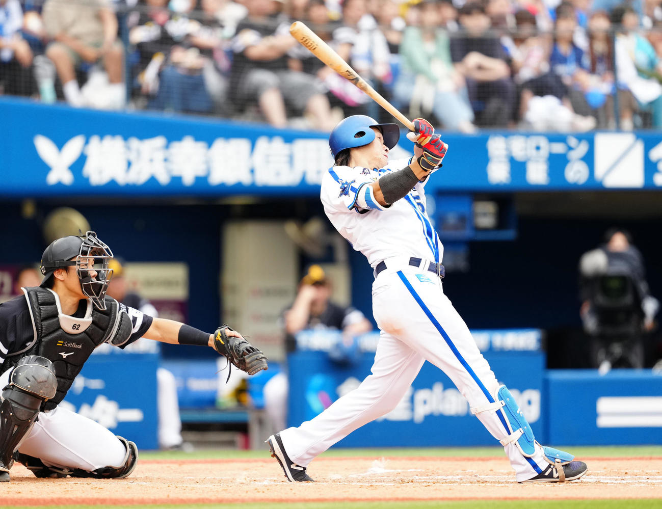 DeNA対ソフトバンク　6回裏DeNA1死二塁、適時二塁打を放つ井上（撮影・江口和貴）