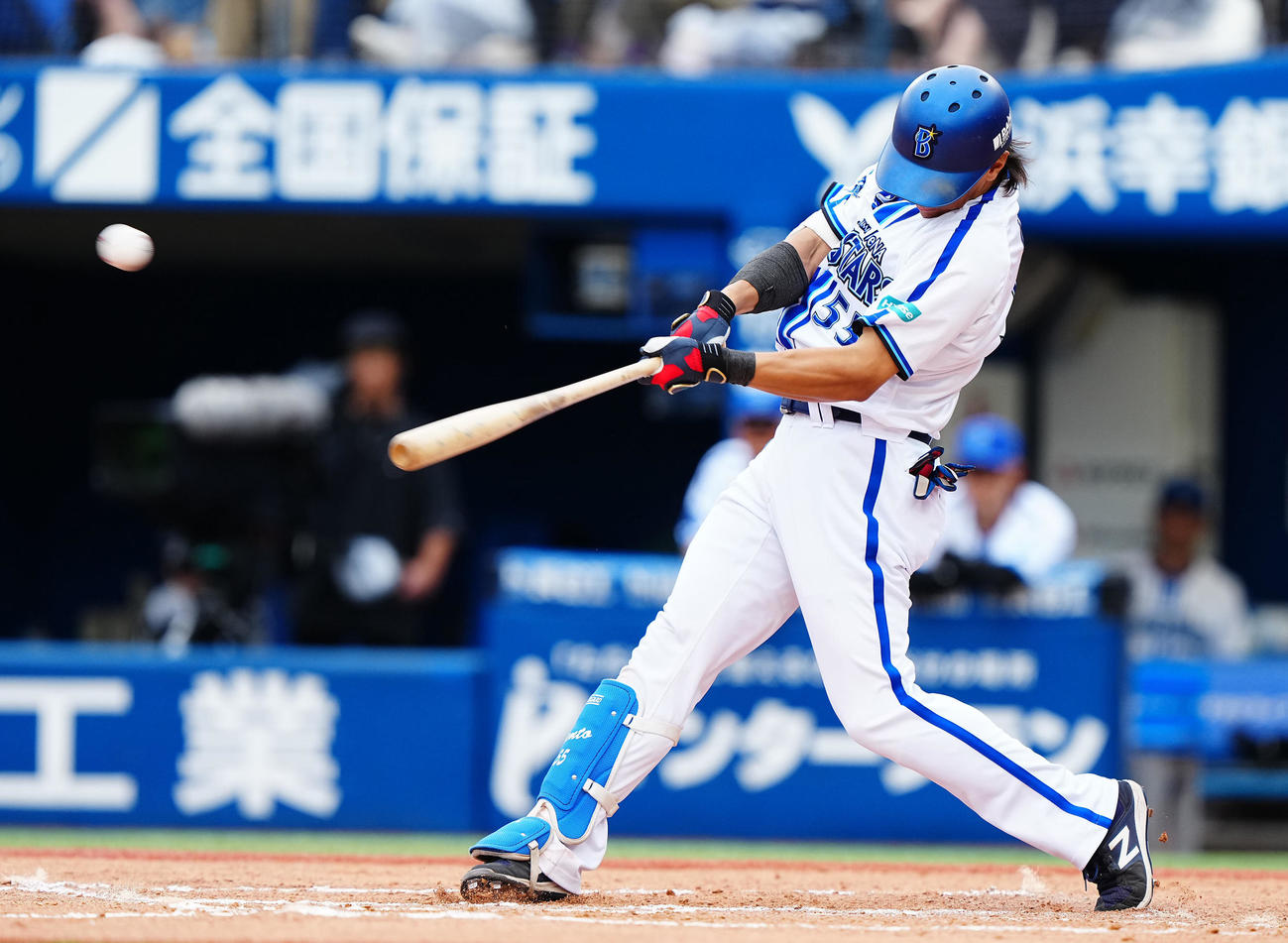 DeNA対ソフトバンク　6回裏DeNA1死二塁、適時二塁打を放つ井上（撮影・垰建太）