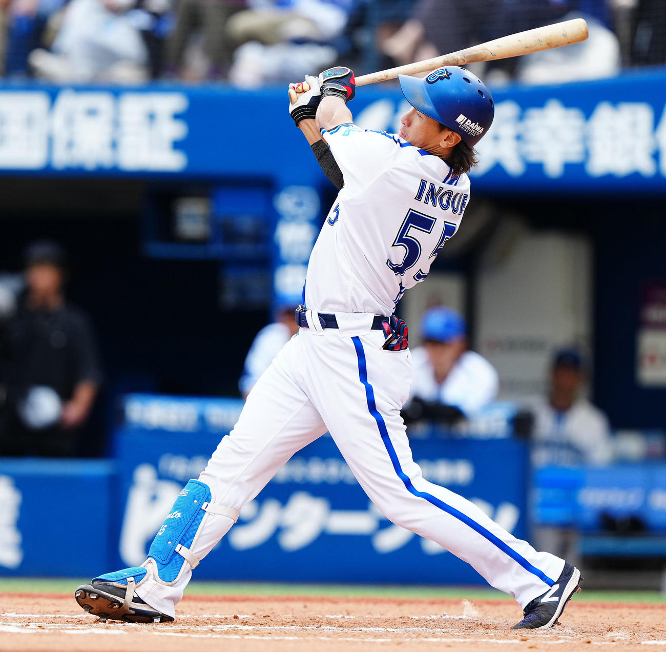 DeNA対ソフトバンク　6回裏DeNA1死二塁、適時二塁打を放つ井上（撮影・垰建太）