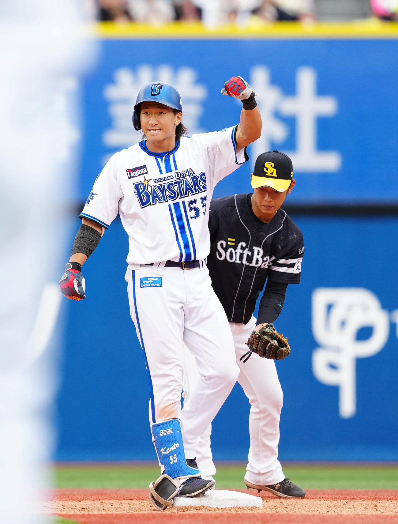 DeNA対ソフトバンク　6回裏DeNA1死二塁、適時二塁打を放ちガッツポーズの井上（撮影・江口和貴）
