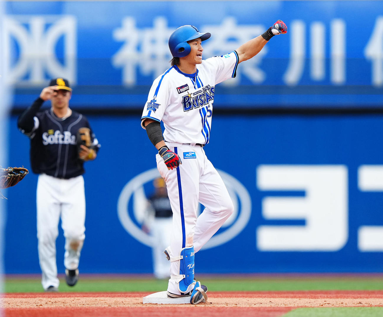 DeNA対ソフトバンク　6回裏DeNA1死二塁、適時二塁打を放ちガッツポーズする井上（撮影・垰建太）