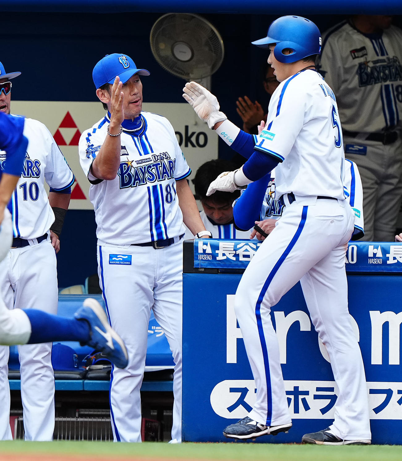 DeNA対ソフトバンク　6回裏DeNA1死二塁、井上の適時二塁打で生還した山本祐大（右）を出迎える三浦監督（撮影・垰建太）