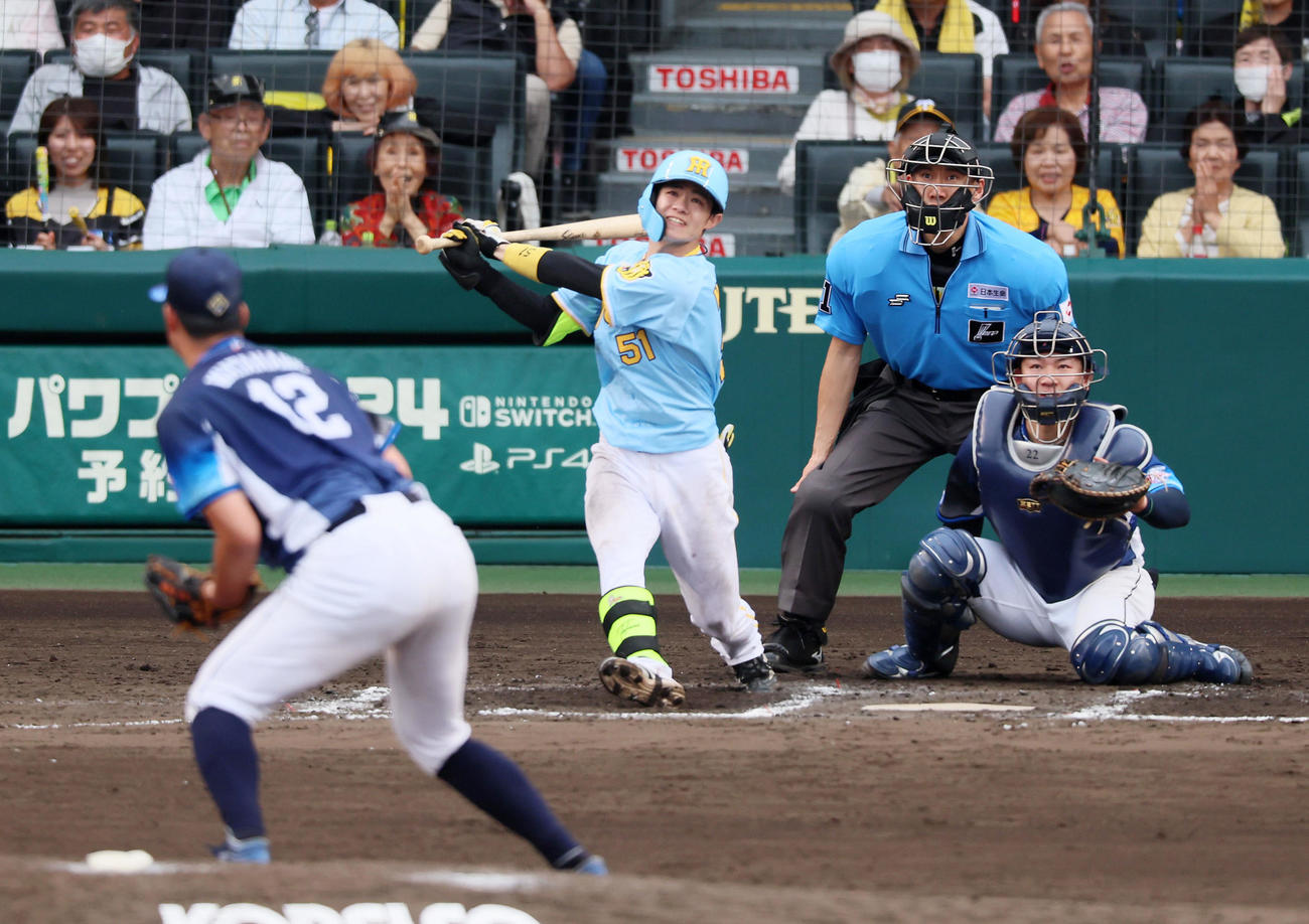 阪神対西武　7回裏阪神2死二、三塁、中野は中へ適時2点三塁打を放つ。投手は渡辺（撮影・加藤哉）