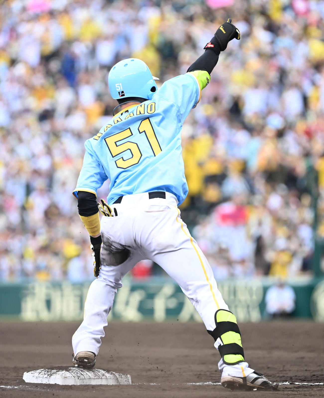 神対西武　7回裏阪神2死二、三塁、中越えに適時三塁打を放った中野はガッツポーズ（撮影・和賀正仁）