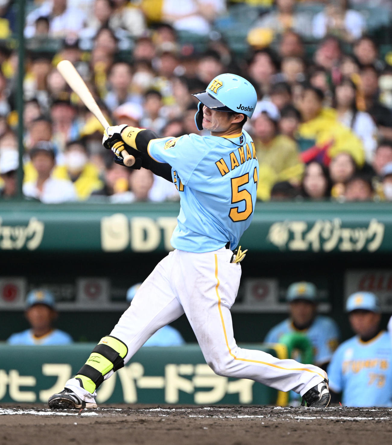 阪神対西武　7回裏阪神2死二、三塁、中越えに適時三塁打を放つ中野（撮影・和賀正仁）