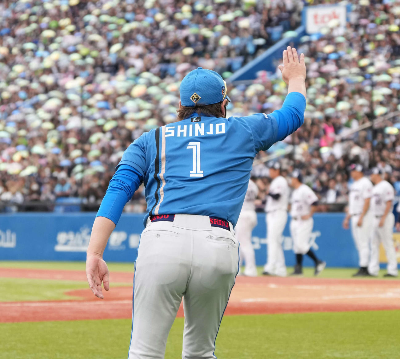 ヤクルトに惜敗しベンチを引き揚げる日本ハム新庄監督は高津監督に向かってあいさつする（撮影・小沢裕）