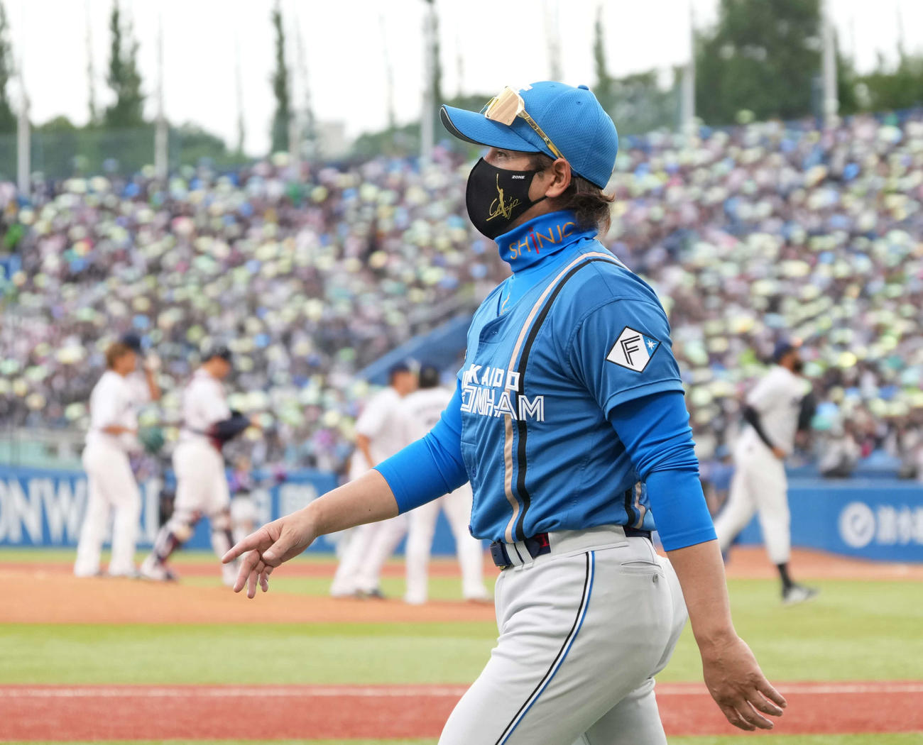 ヤクルト対日本ハム　ヤクルトに惜敗した日本ハム新庄監督は笑みを浮かべながらグラウンドを引き揚げる（撮影・小沢裕）