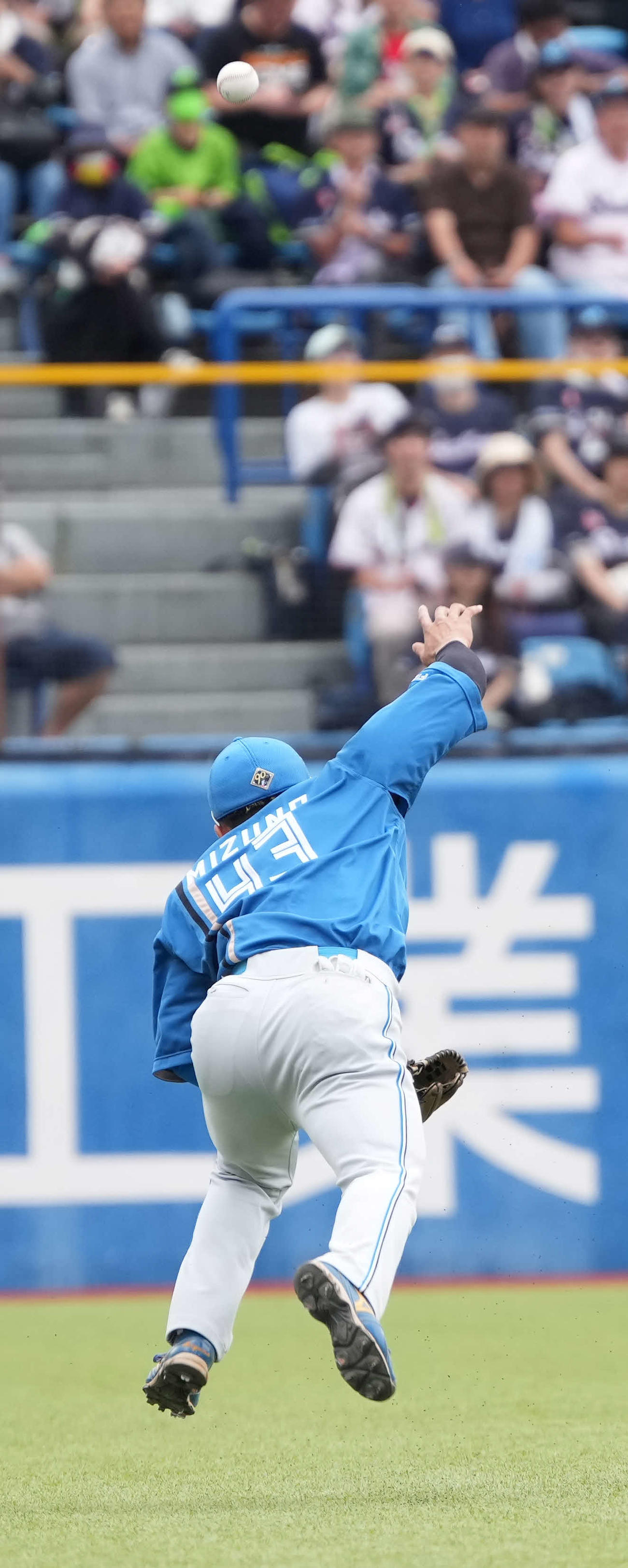 ヤクルト対日本ハム　8回裏ヤクルト無死、日本ハム水野遊撃手はオスナの平凡な飛球を捕球できず失策とする（撮影・小沢裕）
