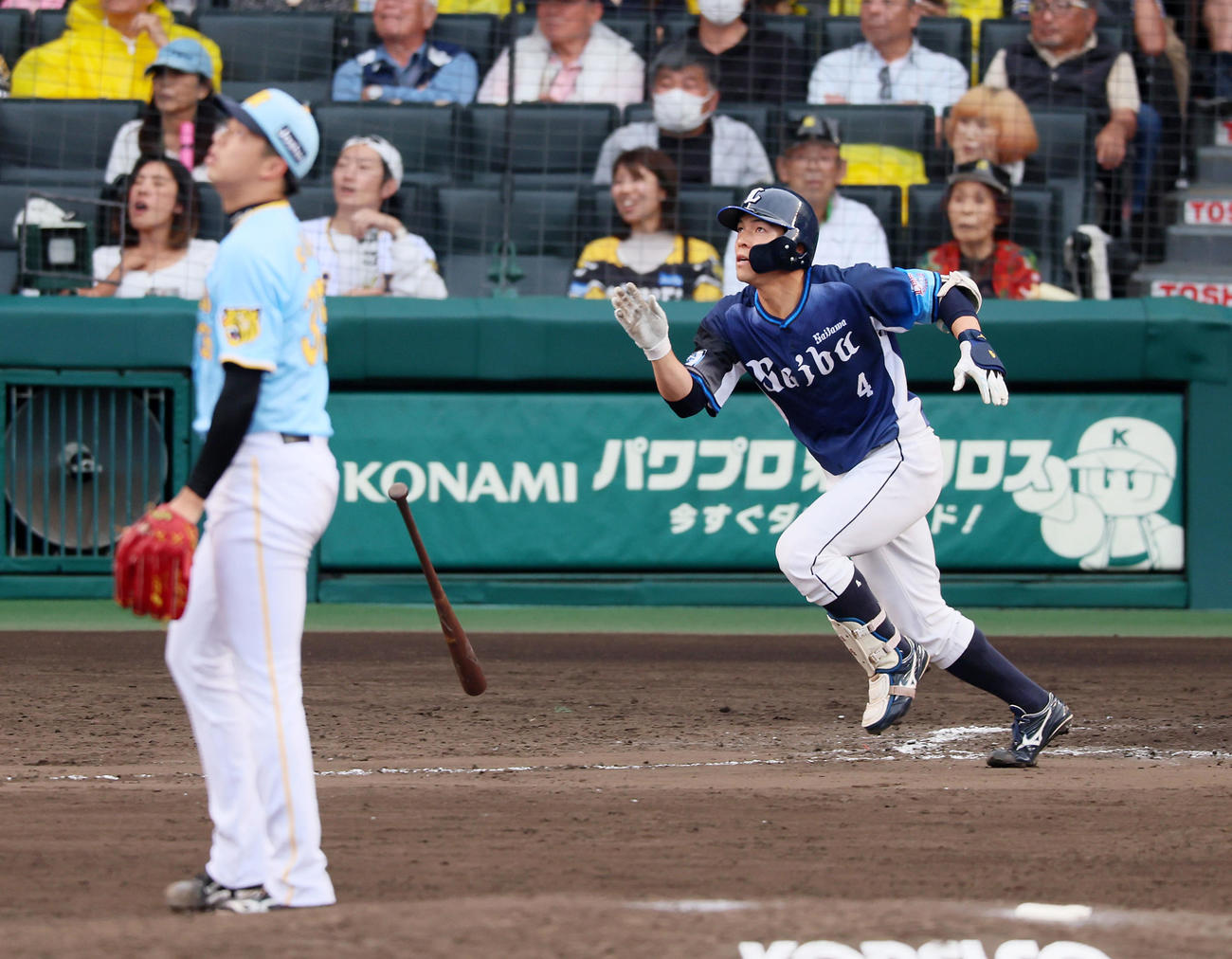 阪神対西武　回表西武1死、代打山野辺は右三塁打を放つ。投手は才木（撮影・加藤哉）