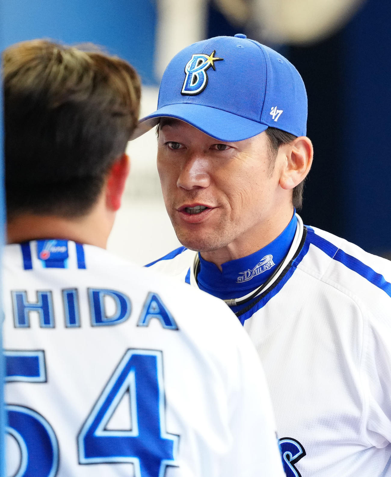 DeNA対ソフトバンク　5回裏終了後、ベンチでDeNA先発石田裕（左）をねぎらう三浦監督（撮影・江口和貴）