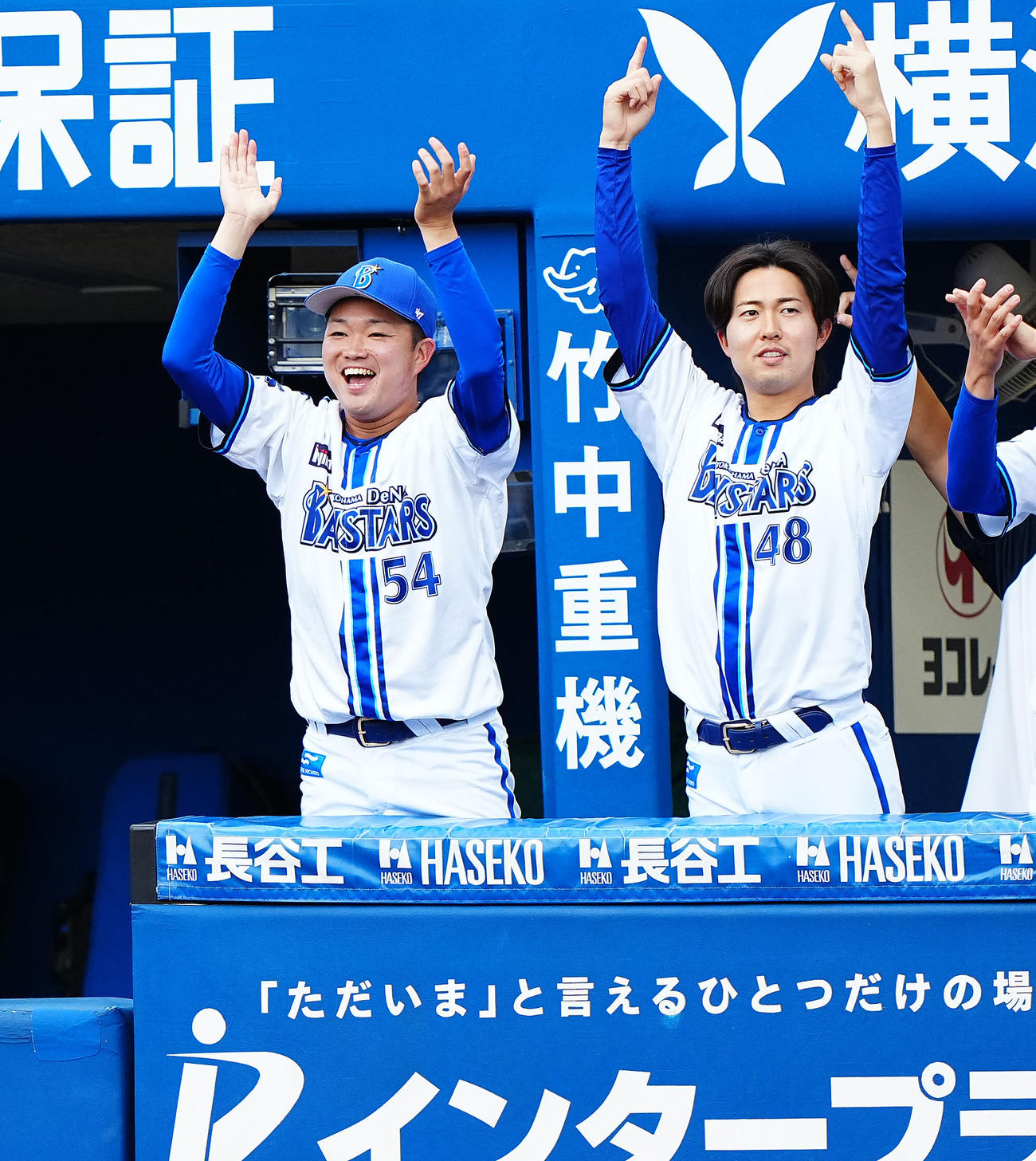 DeNA対ソフトバンク　7回裏DeNA1死一、二塁、筒香の3点本塁打に大喜びの石田裕（左）と京山（撮影・垰建太）