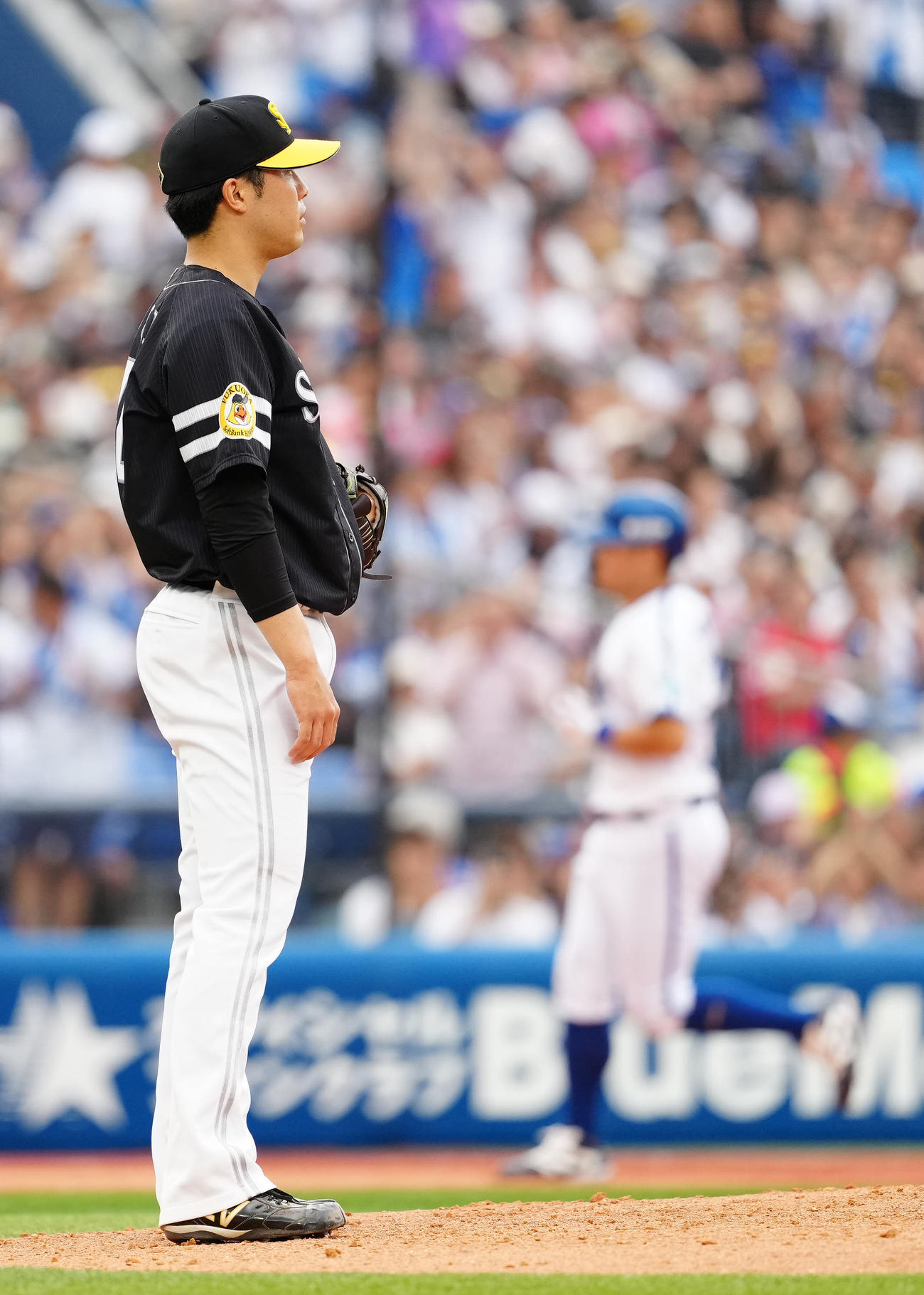 DeNA対ソフトバンク　7回裏DeNA1死一、二塁、筒香（後方）に3点本塁打を浴びる藤井（撮影・江口和貴）