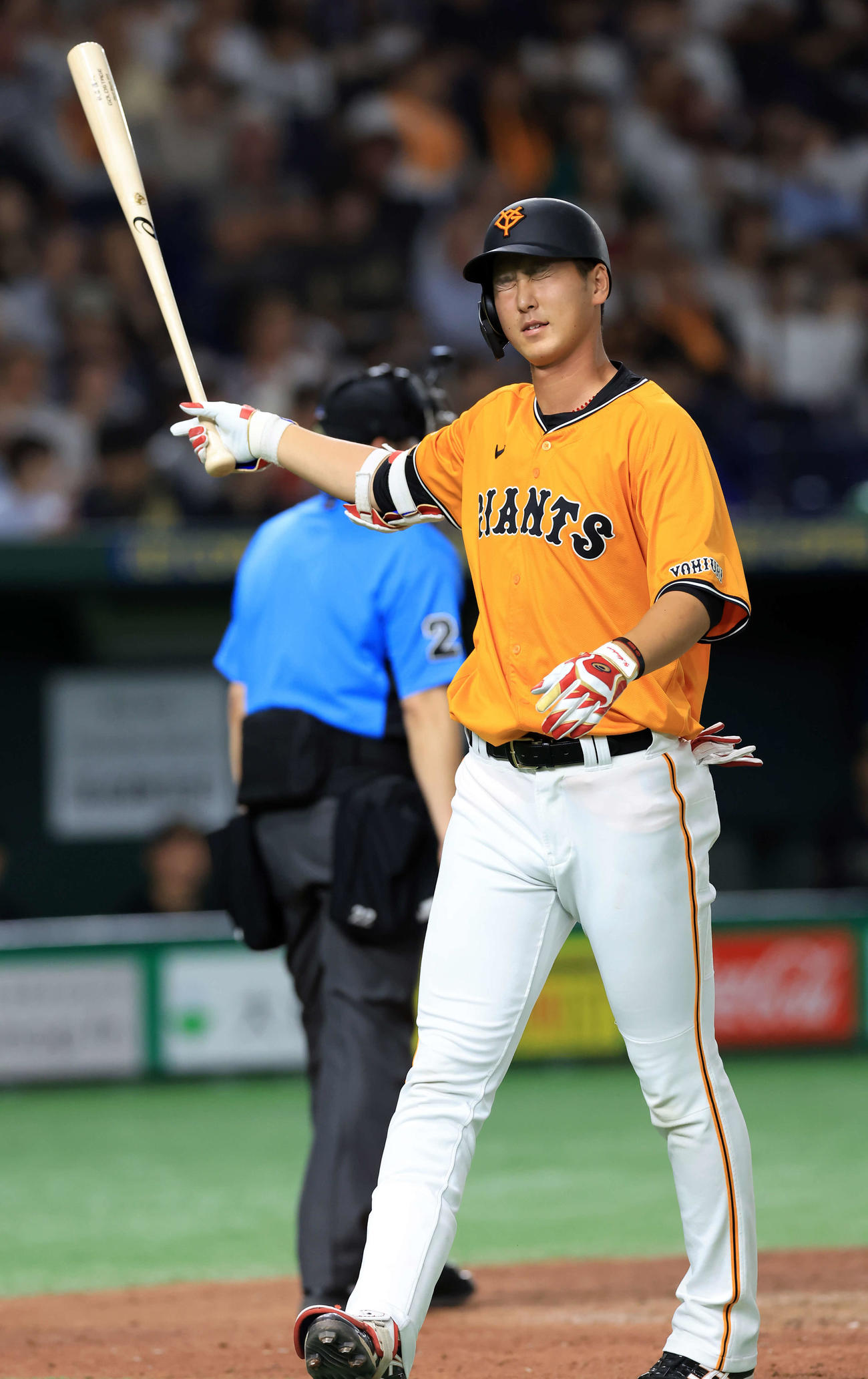 巨人対オリックス　7回裏巨人無死、秋広は空振り三振に倒れ悔しがる（撮影・浅見桂子）