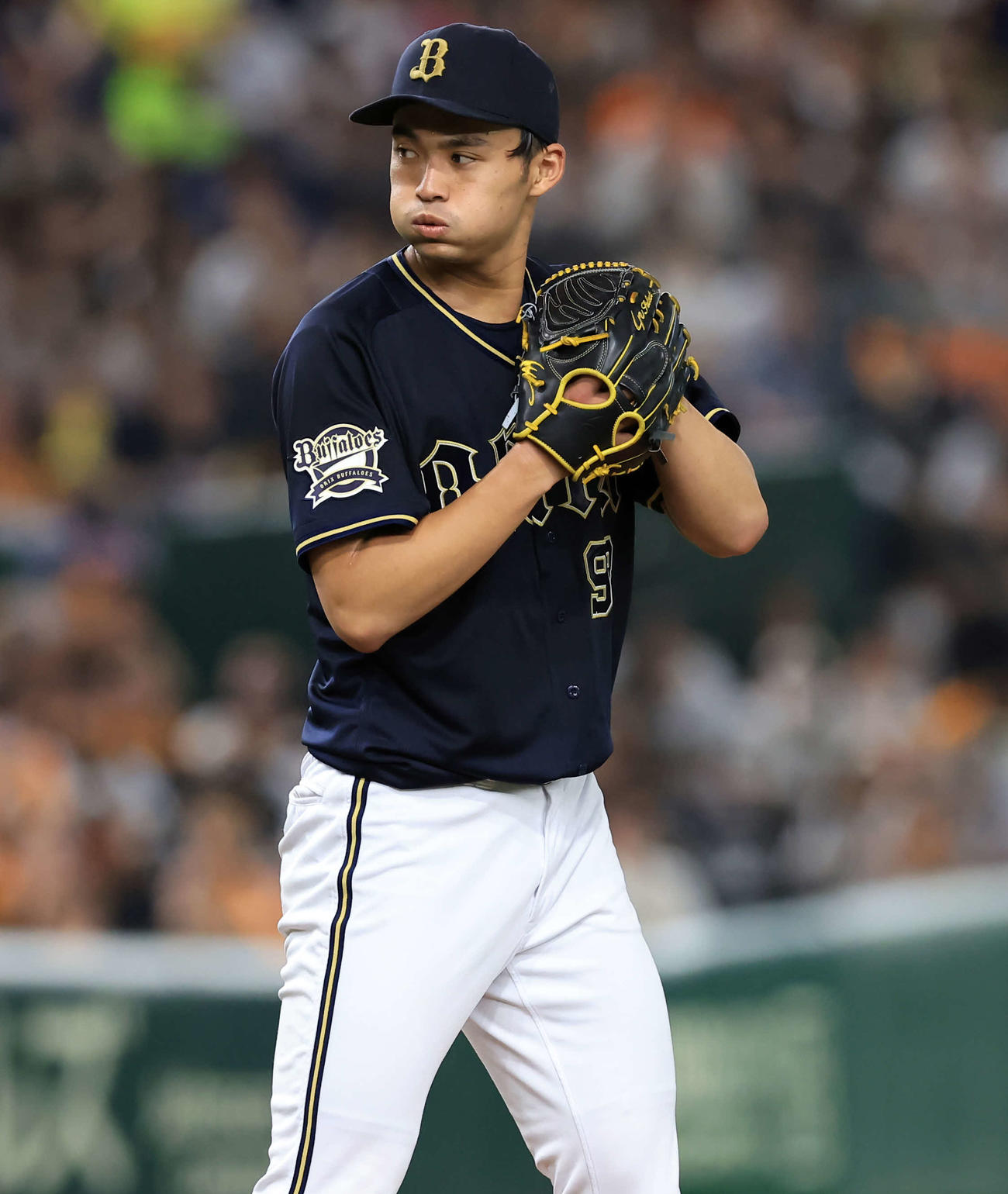 巨人対オリックス　1球1球、ほおを膨らませて力投するオリックス先発の佐藤（撮影・浅見桂子）