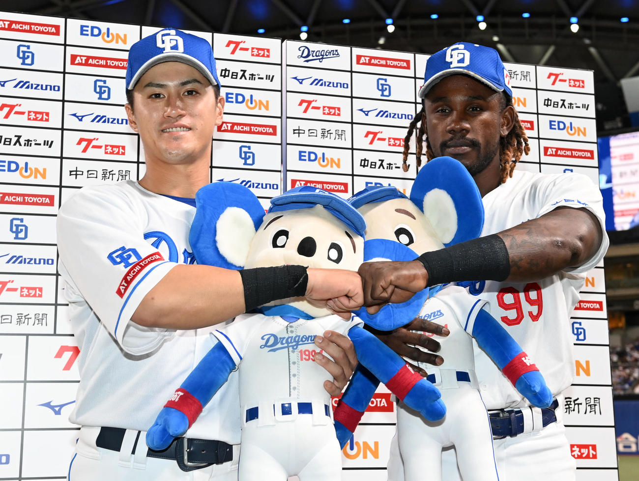 中日対楽天　ヒーローの板山（左）とカリステはグータッチ（撮影・前岡正明）