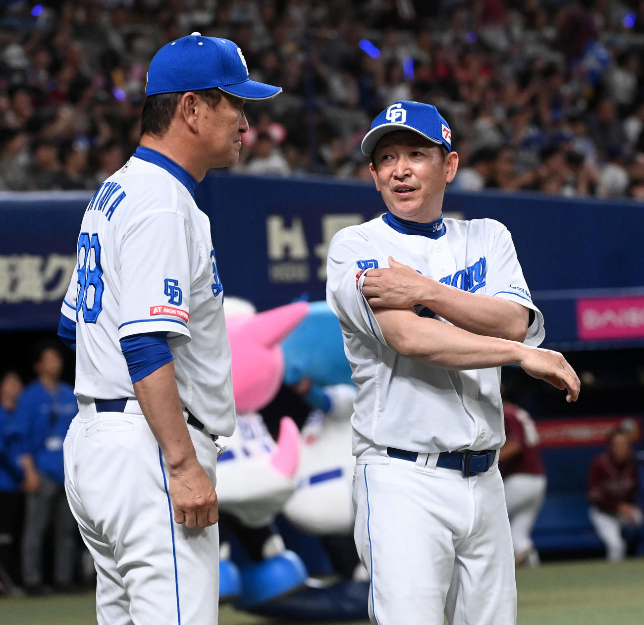 中日対楽天　楽天に勝利、笑顔を見せる立浪監督（右）。左は片岡ヘッドコーチ（撮影・前岡正明）