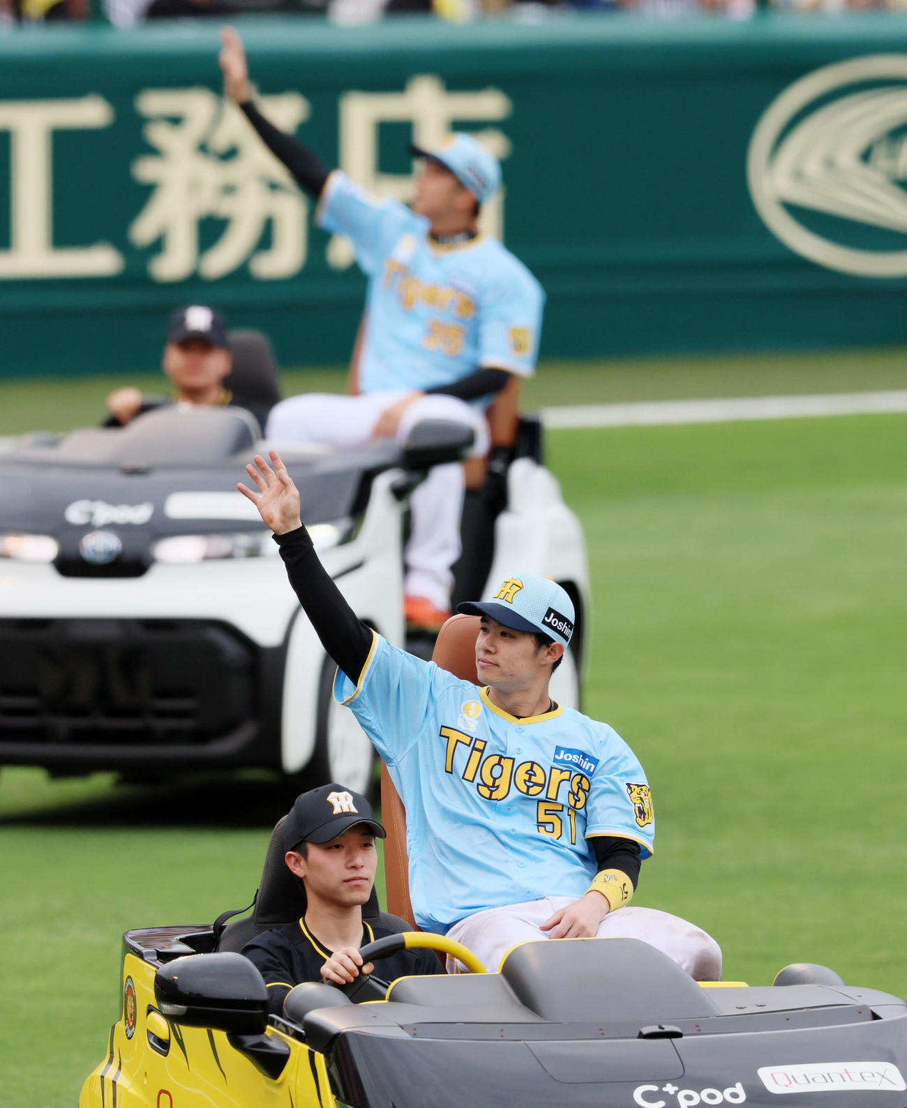 阪神対西武　リリーフカーで場内1周する中野（右）と才木（撮影・加藤哉）