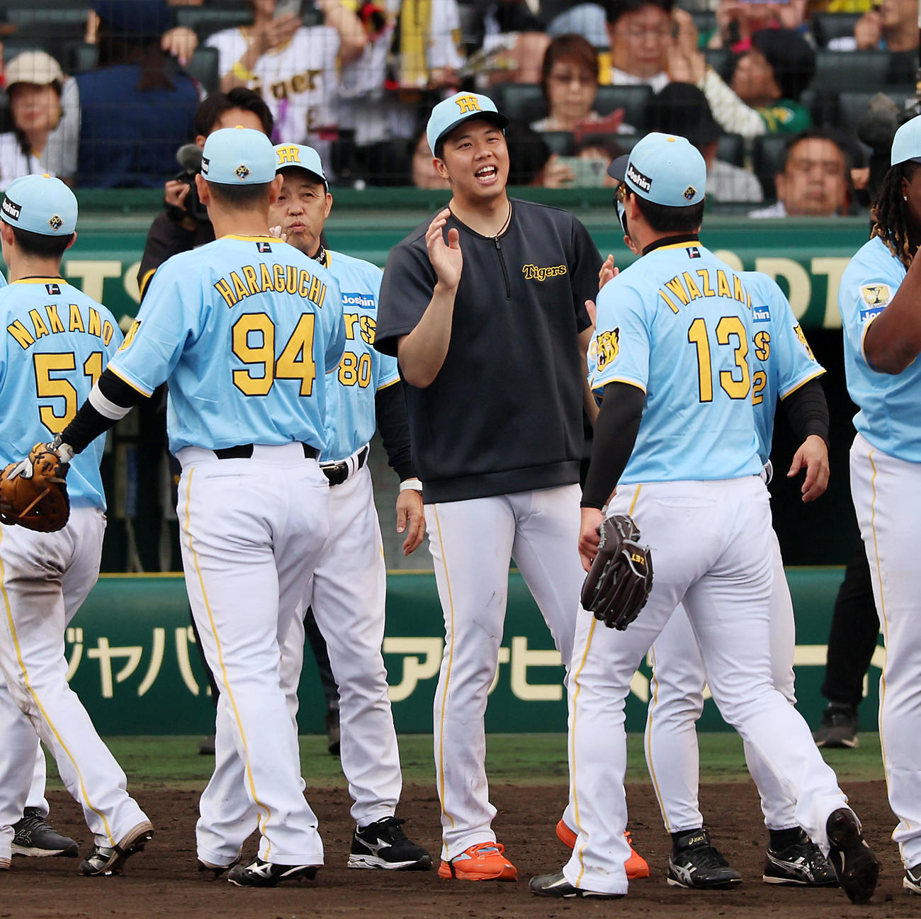 阪神対西武　西武に勝利しナインを笑顔で迎える才木。左は岡田監督（撮影・加藤哉）