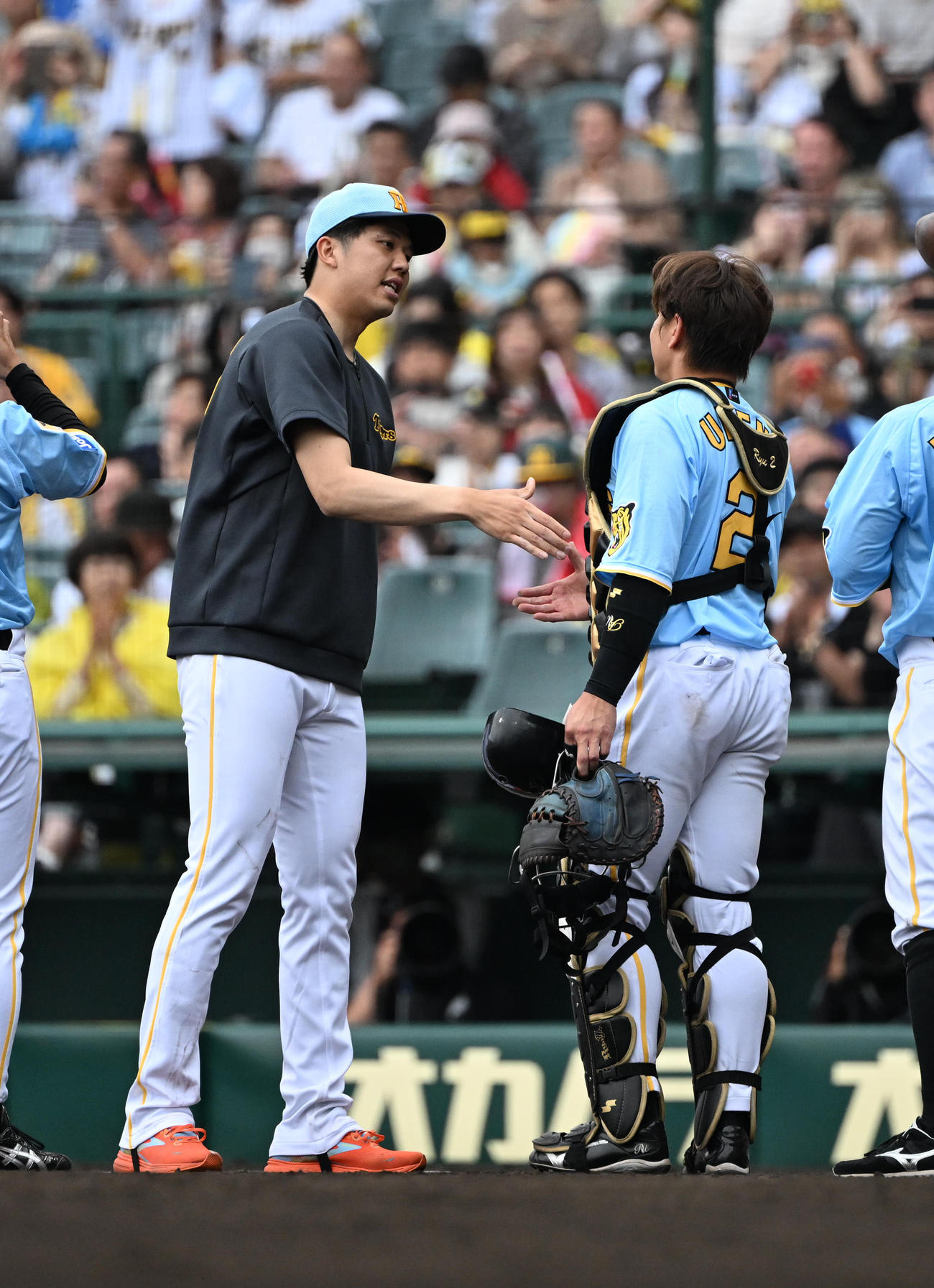阪神対西武　西武に勝利し梅野（右）と握手を交わす才木（撮影・和賀正仁）