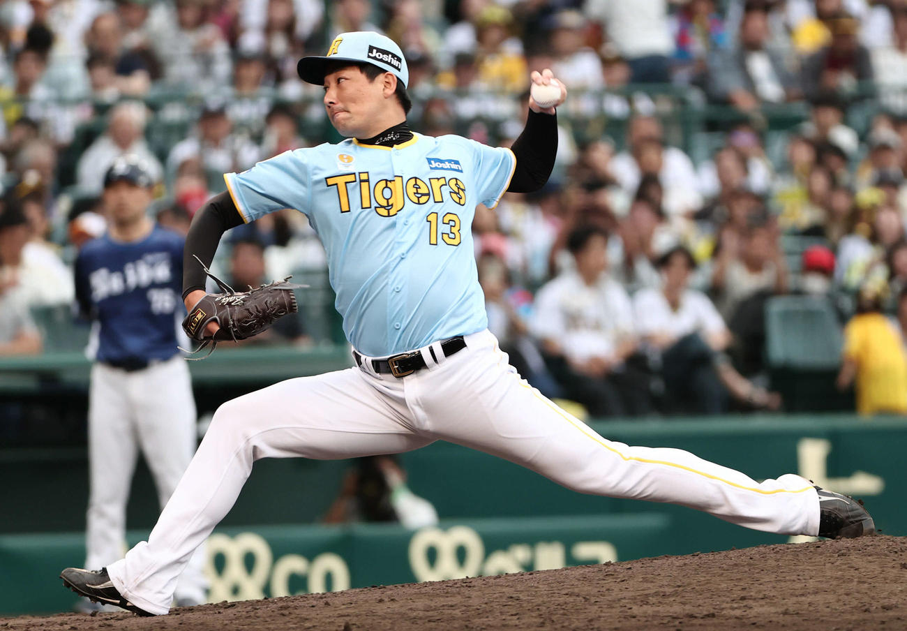 阪神対西武　9回を締めくくった阪神岩崎（撮影・西尾就之）