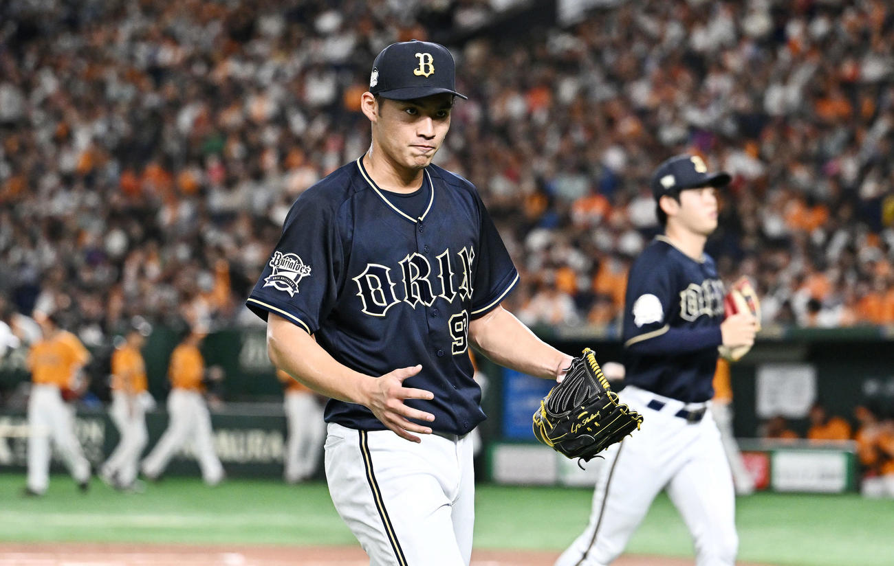 巨人対オリックス　2回裏を投げ終え気合の入った表情で引き揚げるオリックス先発の佐藤（撮影・滝沢徹郎）