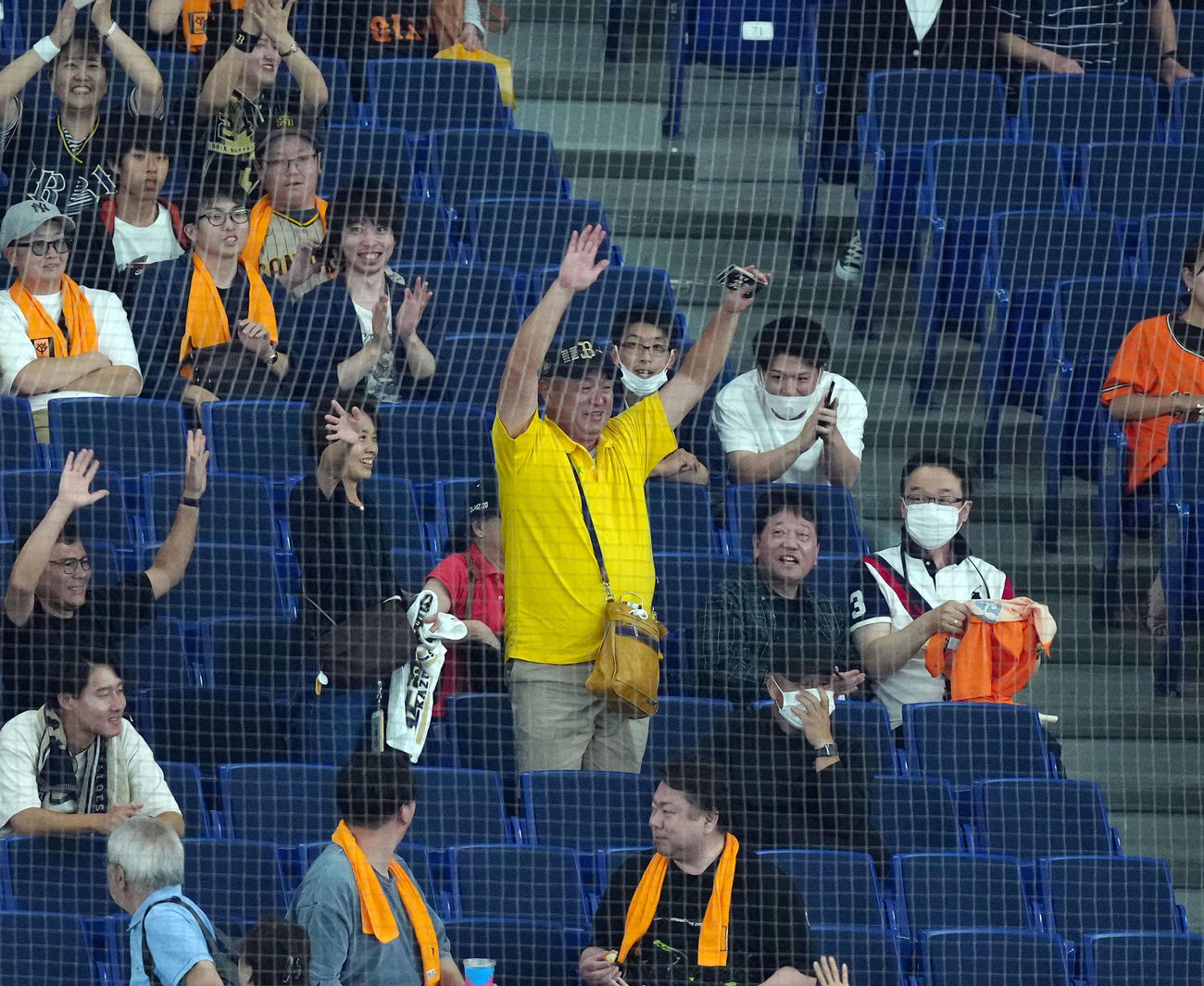 巨人対オリックス　オリックス佐藤の父大磨さんは、息子の初勝利に笑顔で喜ぶ（撮影・たえ見朱実）